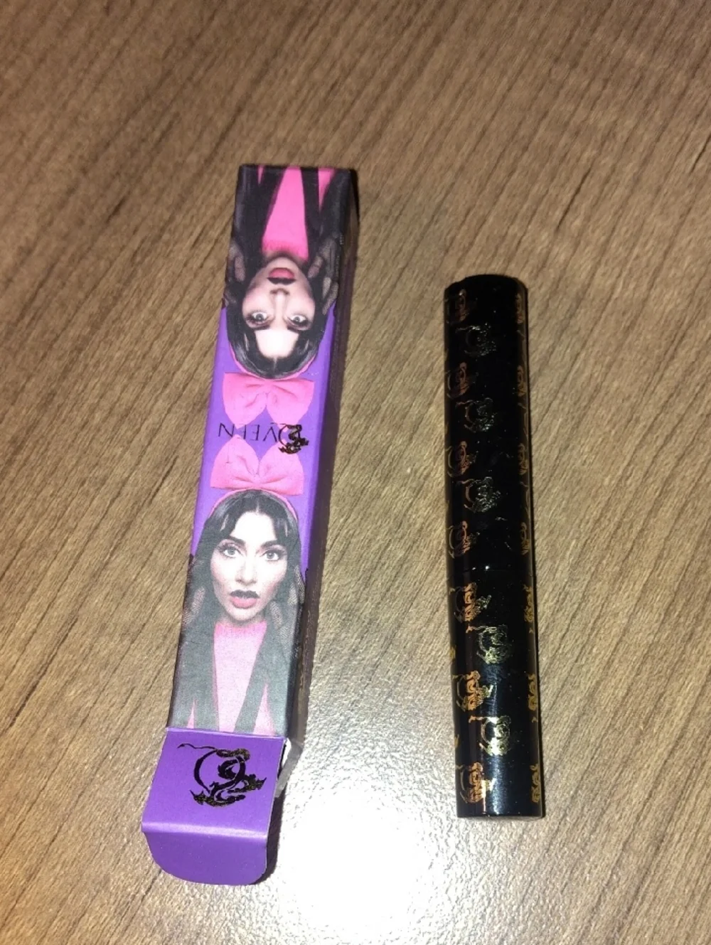 Qveen Bow Down Brow Glue